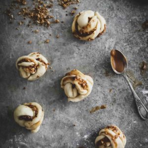 Recettes, petites brioches au caramel et cacahuètes concassées