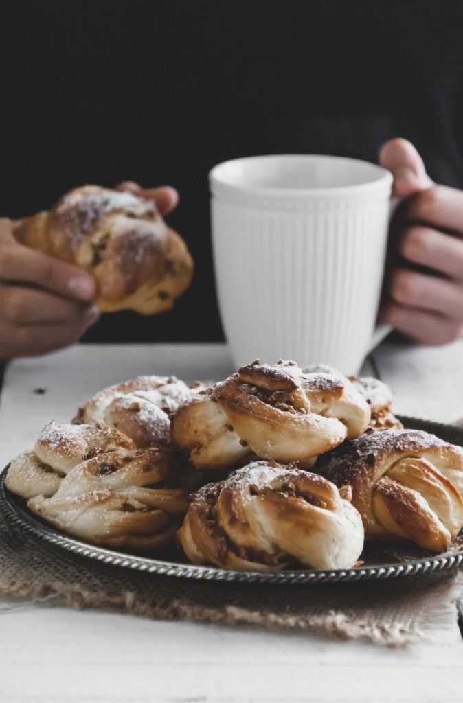 Recette, petites brioches au caramel et cacahuètes concassées